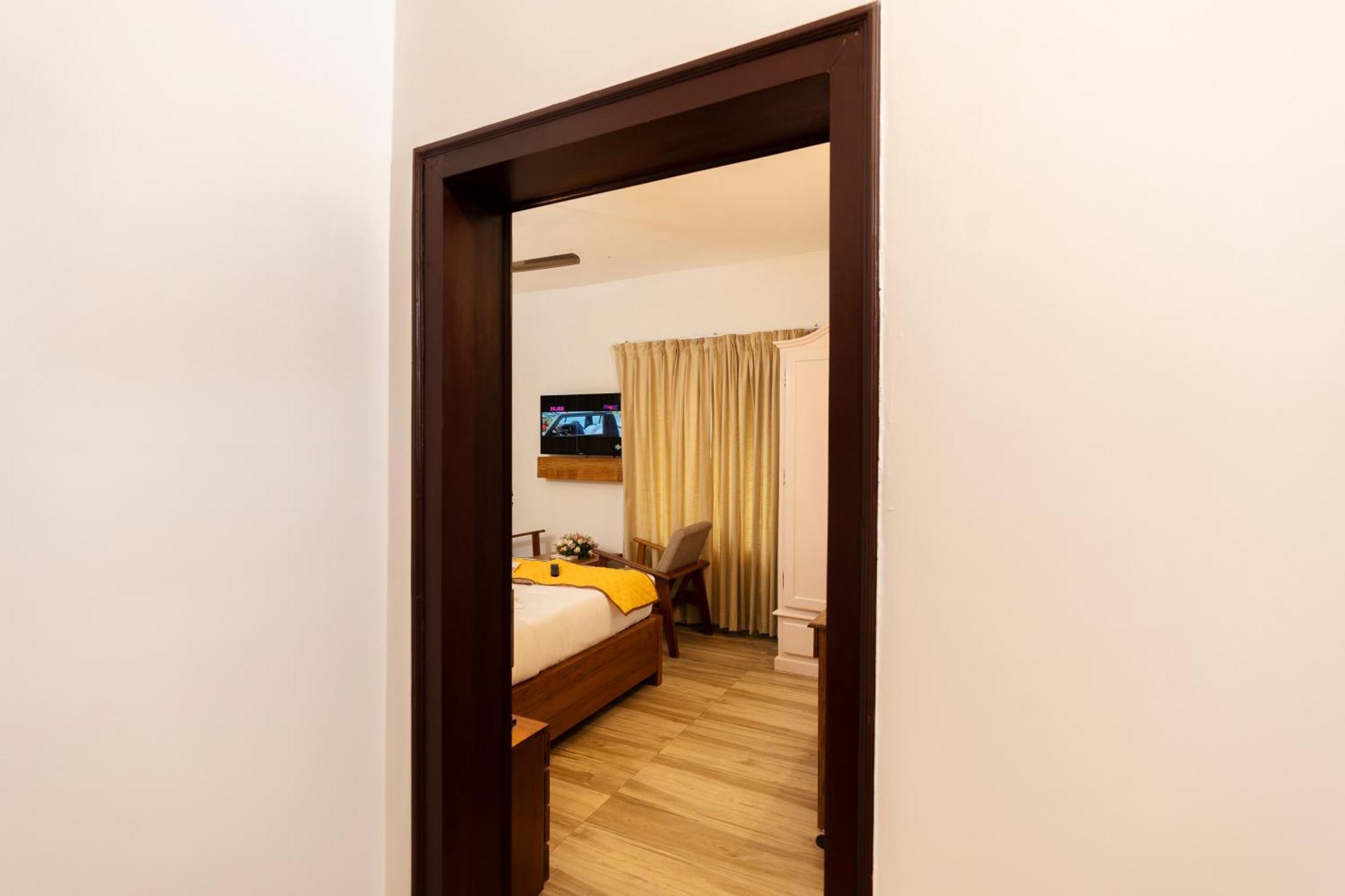 Solo Inn By Hawk Hospitality Kochi Exterior foto