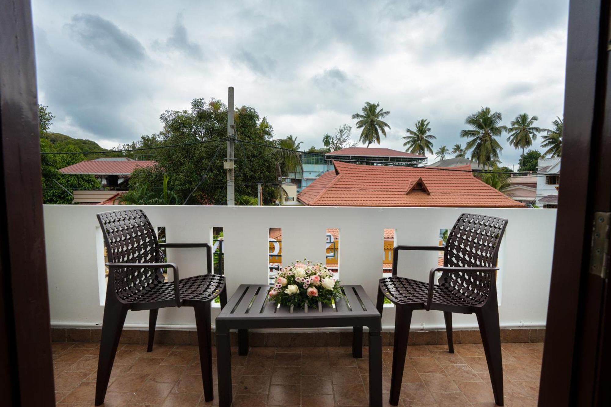 Solo Inn By Hawk Hospitality Kochi Exterior foto
